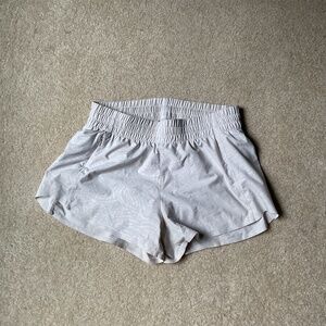 Athleta Printed Hustle 3” Shorts Ivory Size XS